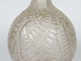 R. LALIQUE. Vase boule en verre à décor de fougères. Signé. H. : 17,5 