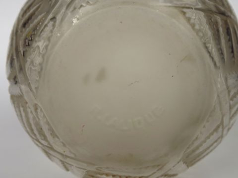 R. LALIQUE. Vase boule en verre à décor de fougères. Signé. H. : 17,5 