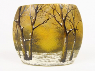 Vente aux enchères DAUM. Vase en verre gravé et émaillé à décor de paysage de neige. Sign