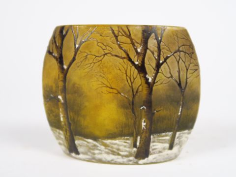DAUM. Vase en verre gravé et émaillé à décor de paysage de neige. Sign