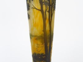 Vente aux enchères DAUM. Vase en verre à décor gravé en camée à l'acide de paysage lacust