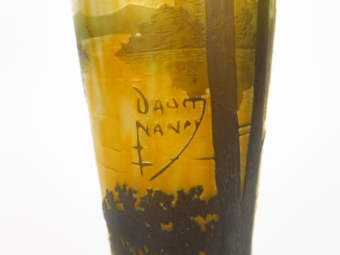 DAUM. Vase en verre à décor gravé en camée à l'acide de paysage lacust