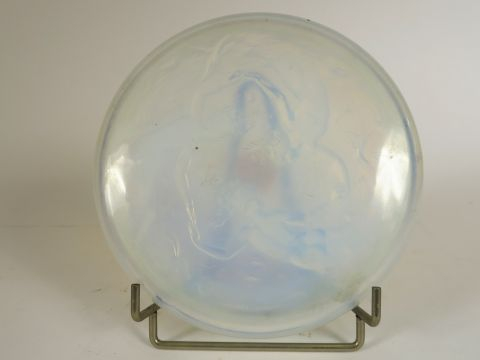 SABINO. Boite en verre opalescent à décor de sirênes. Signée.  Diam. :