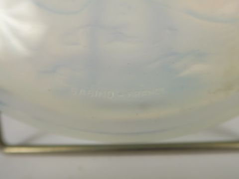 SABINO. Boite en verre opalescent à décor de sirênes. Signée.  Diam. :