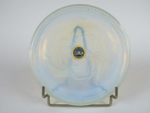 SABINO. Boite en verre opalescent à décor de sirênes. Signée.  Diam. :