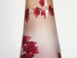 Vente aux enchères LEGRAS. Vase en verre gravé en camée et à l'acide de feuilles de vigne