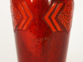 Vente aux enchères LEGRAS. Vase Art Déco en verre poudré rouge à décor de motifs géométri