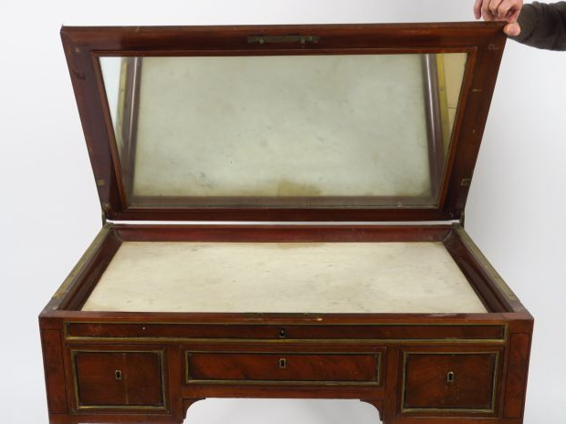 Table de toilette Louis XVI en acajou et placage d'acajou, dessus se s