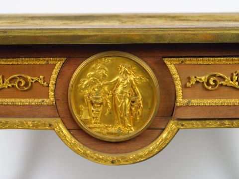 BEFORT Jeune. Table de milieu Napoléon III de style Louis XVI, belle o