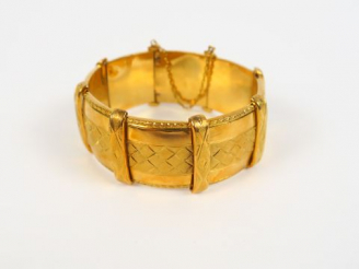 Vente aux enchères Bracelet articulé en or jaune, à décor guilloché. 40 g