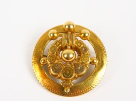Vente aux enchères Broche Napoléon III en or jaune, décor ajouré de motifs circulaires. 5