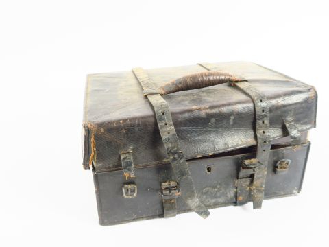 Nécessaire de toilette en argent et cristal dans son coffret en acajou