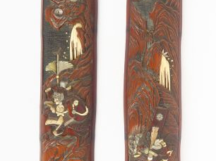 Deux éléments de décoration en bambou, os et nacre, décor de samouraïs