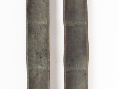 Deux éléments de décoration en bambou, os et nacre, décor de samouraïs