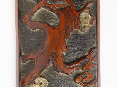 Deux éléments de décoration en bambou, os et nacre, décor de samouraïs