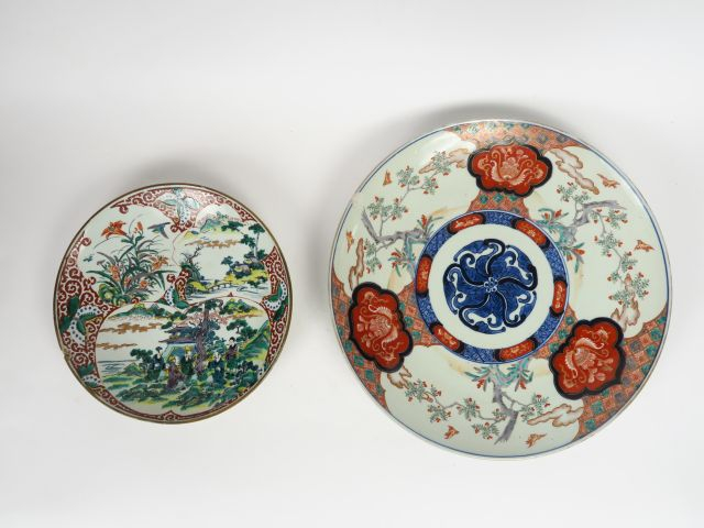 Lot comprenant :  - un grand plat en porcelaine polychrome d'Imari déc