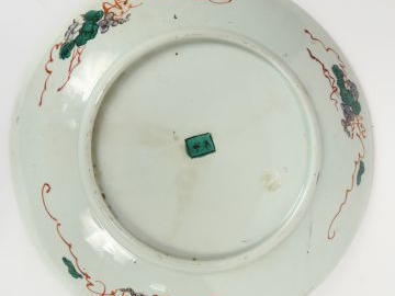 Lot comprenant :  - un grand plat en porcelaine polychrome d'Imari déc