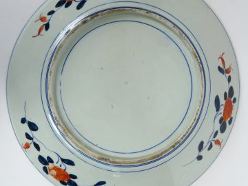 Lot comprenant :  - un grand plat en porcelaine polychrome d'Imari déc