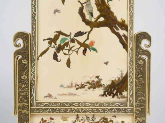 Ecran de lettré en ivoire à décor finement sculpté sur une des faces d