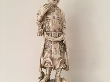 Okimono en ivoire avec incrustation de nacre dans le goût des shibayam