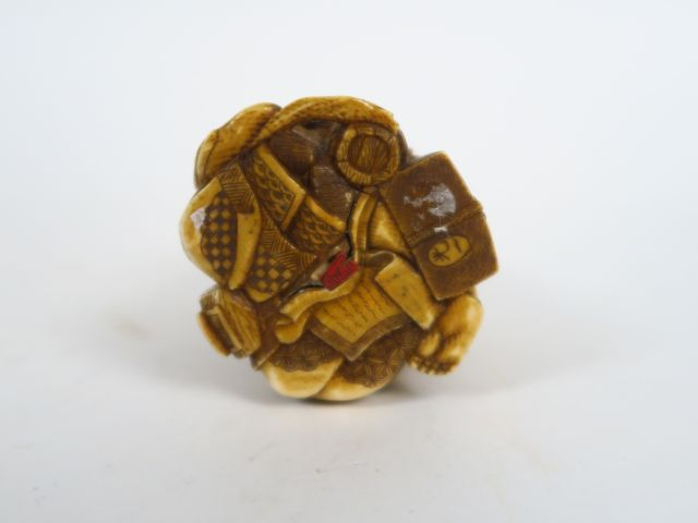 Okimono en ivoire représentant Daikoku buvant du thé, accompagné de de