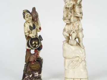 Deux okimonos en ivoire marin, représentant Daikoku accompagné d'un en