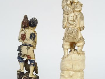 Deux okimonos en ivoire marin, représentant Daikoku accompagné d'un en