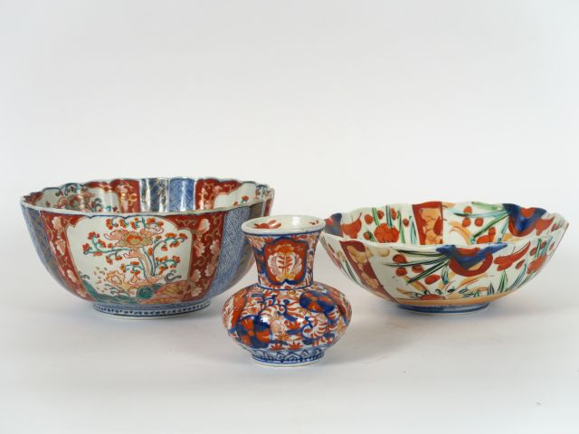 Ensemble comprenant deux coupes et un petit vase en porcelaine d'Imari