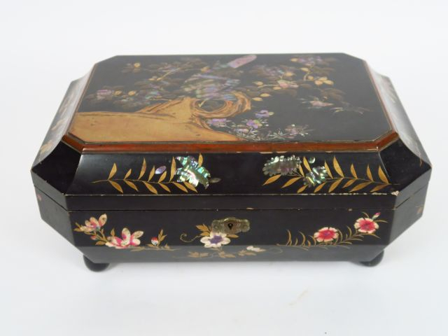 Boite à ouvrage en bois laqué noir, décor incrustation de nacre d'oise