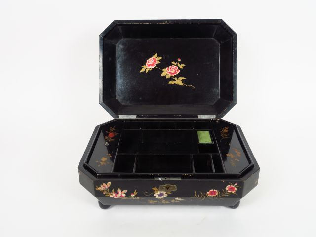 Boite à ouvrage en bois laqué noir, décor incrustation de nacre d'oise