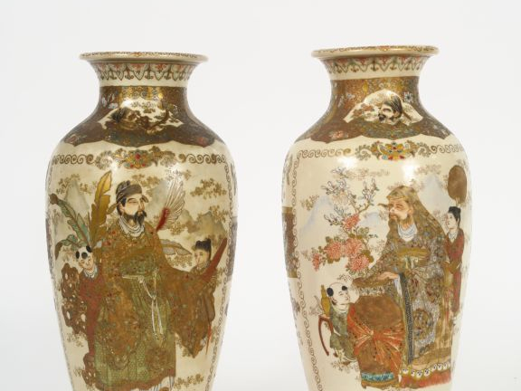 Deux vases formant pendant en faïence de Satsuma, décor de personnages