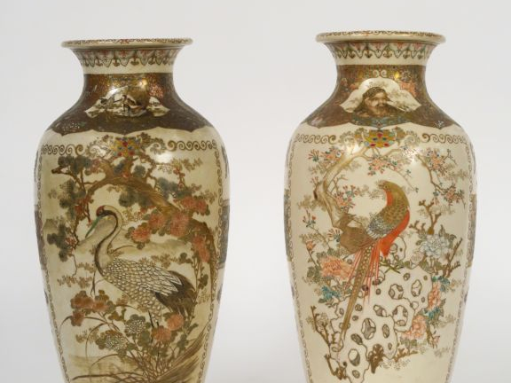 Deux vases formant pendant en faïence de Satsuma, décor de personnages