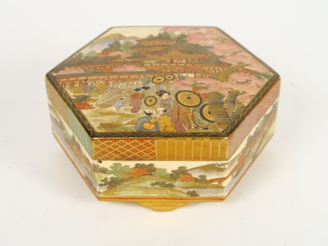 Bonbonnière couverte ortogonale en faïence de Satsuma, à décor de pers