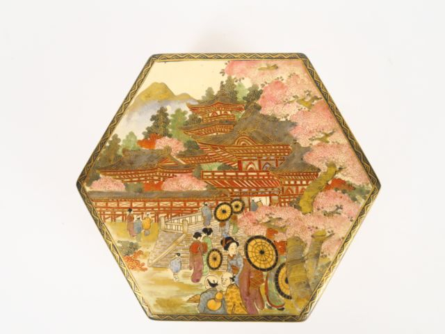 Bonbonnière couverte ortogonale en faïence de Satsuma, à décor de pers