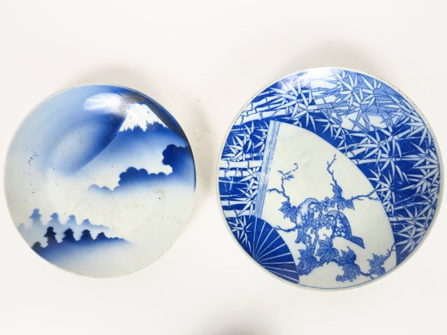Deux plats en porcelaine d'Imari, décor au pochoir d'oiseaux, de végét