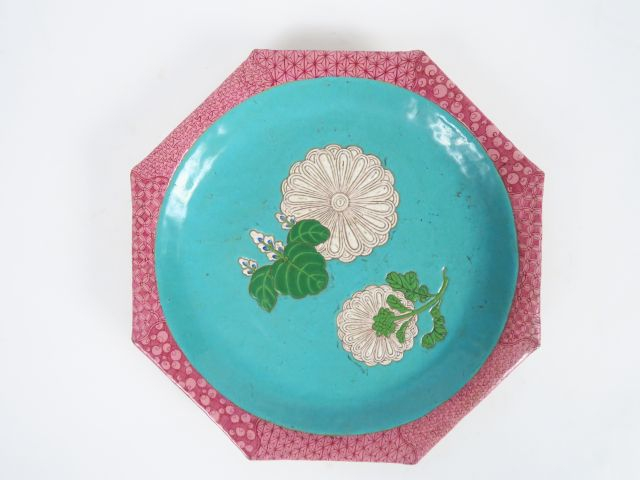 Petit plat ortogonal en terre cuite émaillée, décor floral. Japon, ver