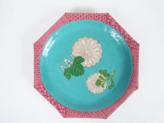Vente aux enchères Petit plat ortogonal en terre cuite émaillée, décor floral. Japon, ver