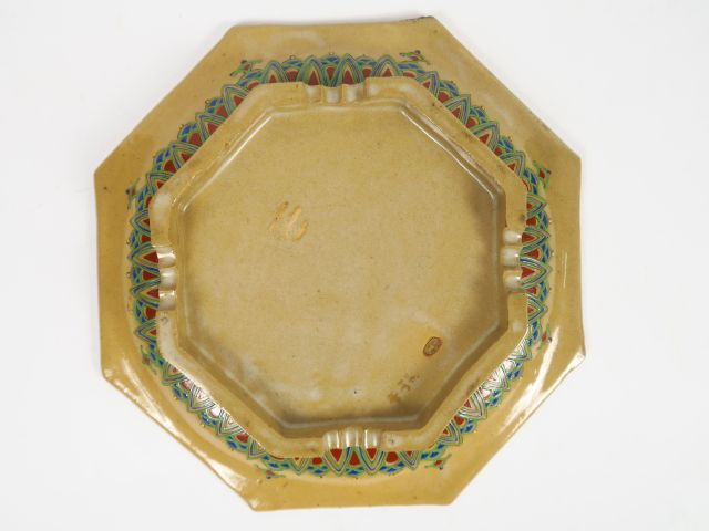 Petit plat ortogonal en terre cuite émaillée, décor floral. Japon, ver