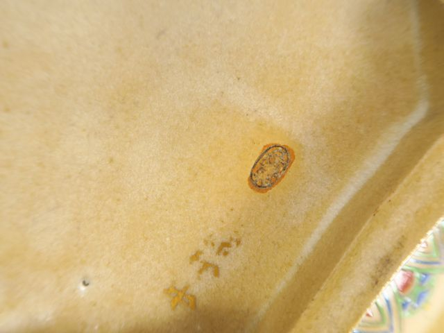 Petit plat ortogonal en terre cuite émaillée, décor floral. Japon, ver