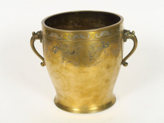 Vente aux enchères Rafraichissoir en bronze orné de deux dragons crachant des anses, déco