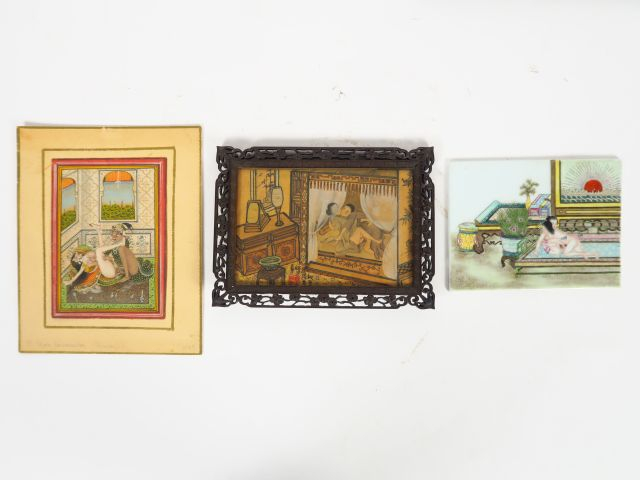 Lot composé de trois miniatures érotiques sur papier ou porcelaine.  I