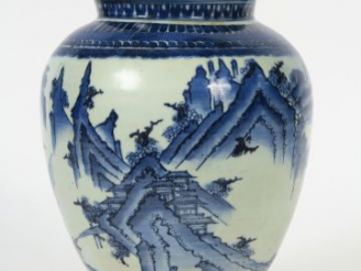 Vente aux enchères Jarre en porcelaine blanche, à décor bleu sous couverte d'un village l