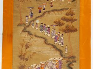 Tenture murale figurant un personnage sur un dragon présentant une off