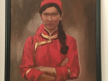 Trois panneaux peints, représentant des jeunes filles des minorités.  