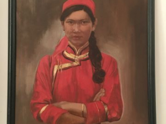 Vente aux enchères Trois panneaux peints, représentant des jeunes filles des minorités.  