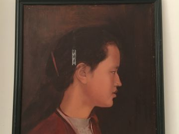 Trois panneaux peints, représentant des jeunes filles des minorités.  