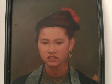 Trois panneaux peints, représentant des jeunes filles des minorités.  