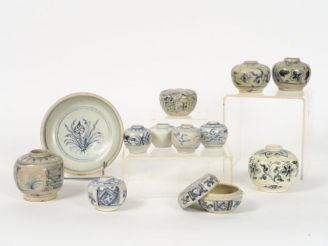 Vente aux enchères Ensemble de petites boites et jarres en porcelaine bleu blanc (restaur