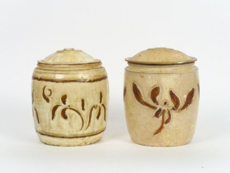 Vente aux enchères Deux pots couverts en céramique, à décor floral stylisé brun sur fond 