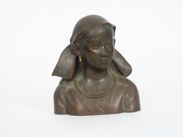Buste de jeune femme d'Annam en cuivre de patine brun clair. Vitenam, 